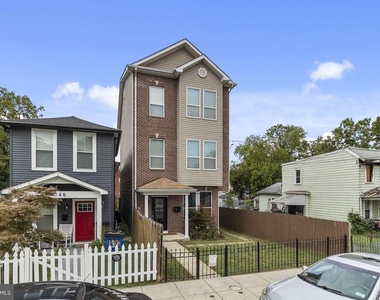 1048 48th Place Ne - Photo Thumbnail 1