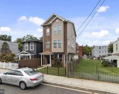 1048 48th Place Ne - Photo Thumbnail 9