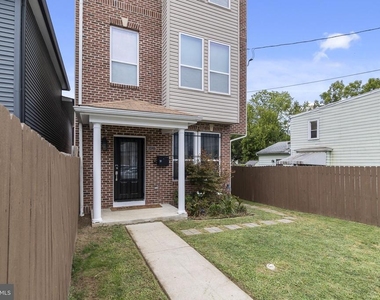 1048 48th Place Ne - Photo Thumbnail 2