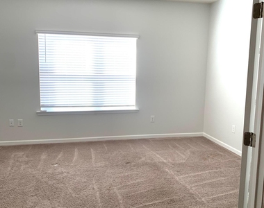 528 Lionheart Lane - Photo Thumbnail 14