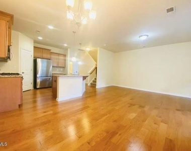 714 Silver Stream Lane - Photo Thumbnail 9