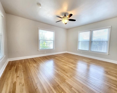 1009 E 38 1/2 St - Photo Thumbnail 9