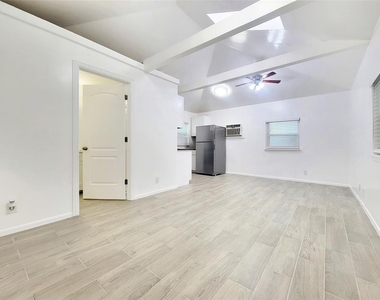1009 E 38 1/2 St - Photo Thumbnail 15