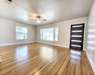 1009 E 38 1/2 St - Photo Thumbnail 1