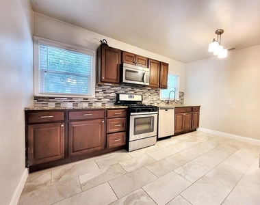 1009 E 38 1/2 St - Photo Thumbnail 4