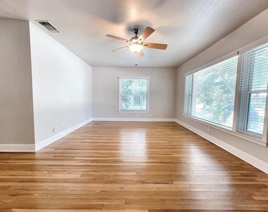 1009 E 38 1/2 St - Photo Thumbnail 2