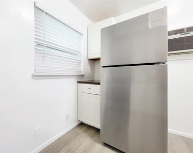 1009 E 38 1/2 St - Photo Thumbnail 16