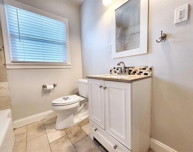 1009 E 38 1/2 St - Photo Thumbnail 7