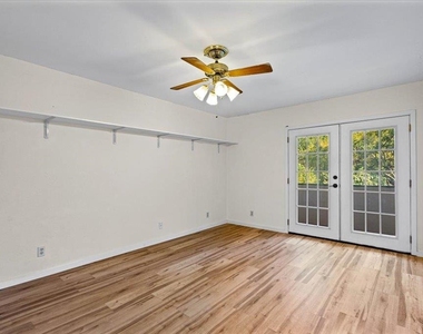 6718 Silvermine Dr - Photo Thumbnail 9