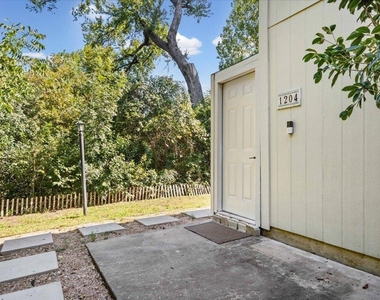 6718 Silvermine Dr - Photo Thumbnail 2