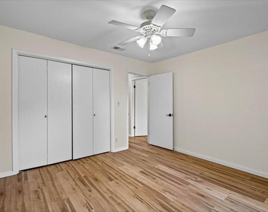 6718 Silvermine Dr - Photo Thumbnail 13