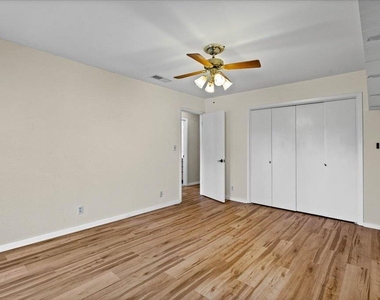 6718 Silvermine Dr - Photo Thumbnail 11