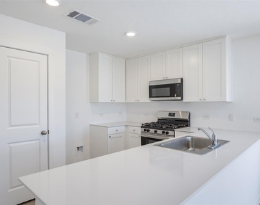 408 Paris St - Photo Thumbnail 4