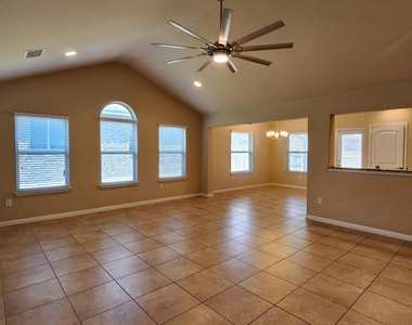 636 Carly Ann Ln - Photo Thumbnail 6