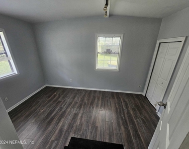 6440 Lockhart Drive E - Photo Thumbnail 7