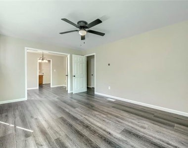 1867 Glendale Drive - Photo Thumbnail 7