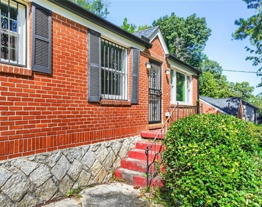 1867 Glendale Drive - Photo Thumbnail 4