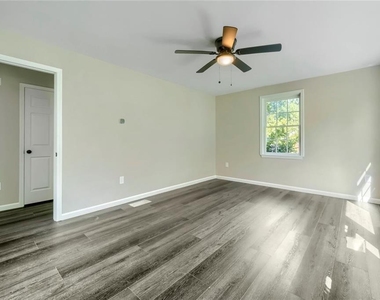 1867 Glendale Drive - Photo Thumbnail 8