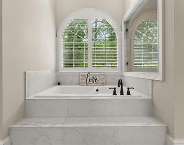 4512 Woodhaven Ne - Photo Thumbnail 13