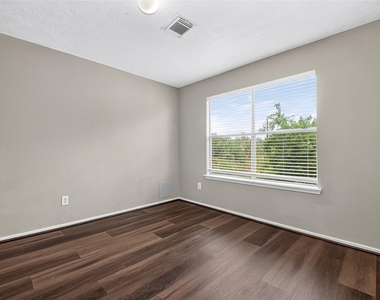 9707 Royal Crest Way - Photo Thumbnail 24