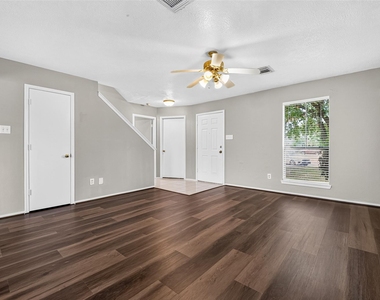 9707 Royal Crest Way - Photo Thumbnail 5