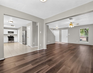 9707 Royal Crest Way - Photo Thumbnail 7