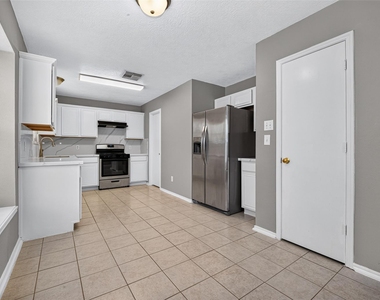 9707 Royal Crest Way - Photo Thumbnail 13