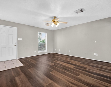 9707 Royal Crest Way - Photo Thumbnail 6