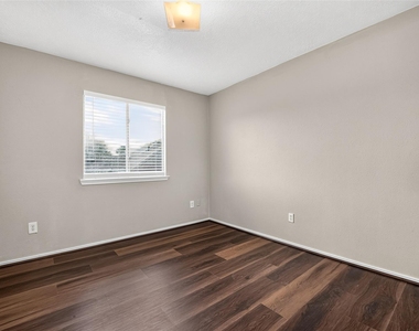 9707 Royal Crest Way - Photo Thumbnail 30