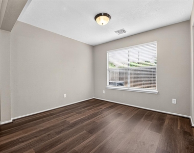 9707 Royal Crest Way - Photo Thumbnail 8