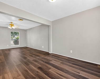 9707 Royal Crest Way - Photo Thumbnail 10
