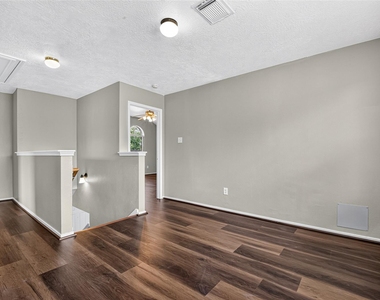 9707 Royal Crest Way - Photo Thumbnail 16