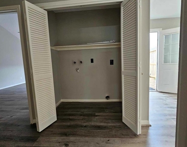 7887 Kendalia Drive - Photo Thumbnail 9