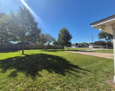 611 Todd Street - Photo Thumbnail 2