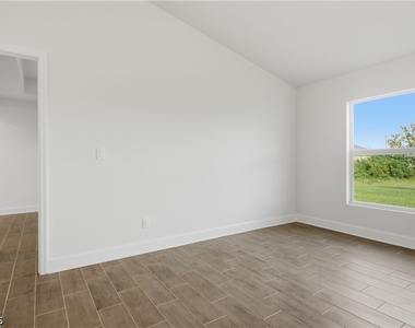 1135 Nw 8th Place - Photo Thumbnail 9