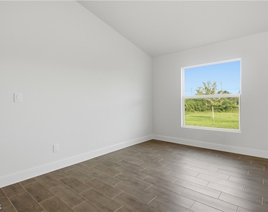 1135 Nw 8th Place - Photo Thumbnail 7
