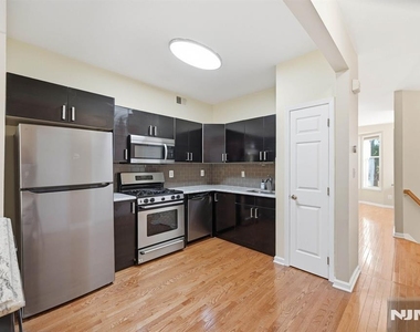 448 Hartford - Photo Thumbnail 9
