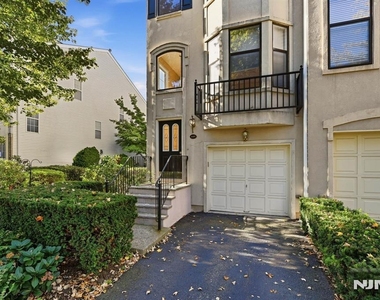 448 Hartford - Photo Thumbnail 1