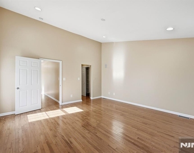 448 Hartford - Photo Thumbnail 28