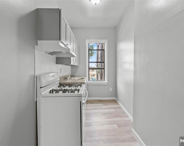 9 Monroe - Photo Thumbnail 2