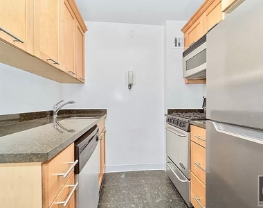 East 55 Street - Photo Thumbnail 3