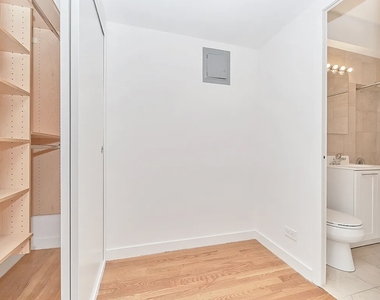 East 55 Street - Photo Thumbnail 4