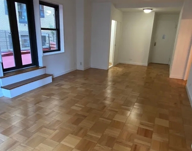 East 55 Street - Photo Thumbnail 3