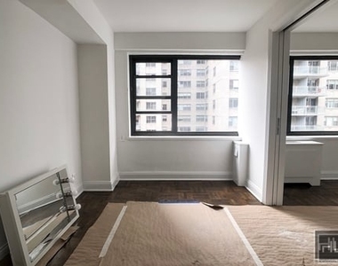 East 56 Street - Photo Thumbnail 4