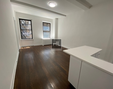 East 46 Street - Photo Thumbnail 4