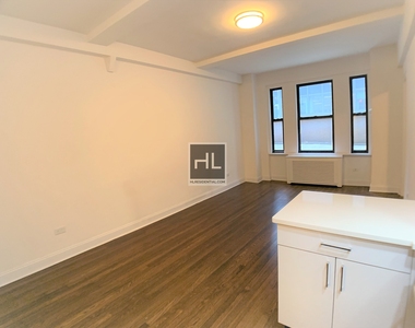 East 46 Street - Photo Thumbnail 3