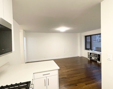East 56 Street - Photo Thumbnail 8