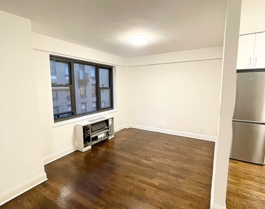 East 56 Street - Photo Thumbnail 4