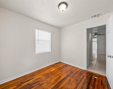 4053 41st Avenue N - Photo Thumbnail 20
