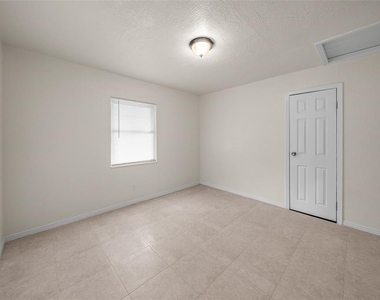 4053 41st Avenue N - Photo Thumbnail 10